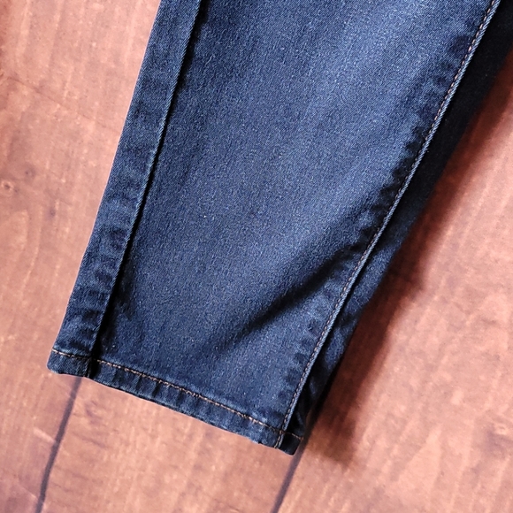 Levi Slimming Skinny Jean Size 30 Pre-Loved - Picture 5 of 13